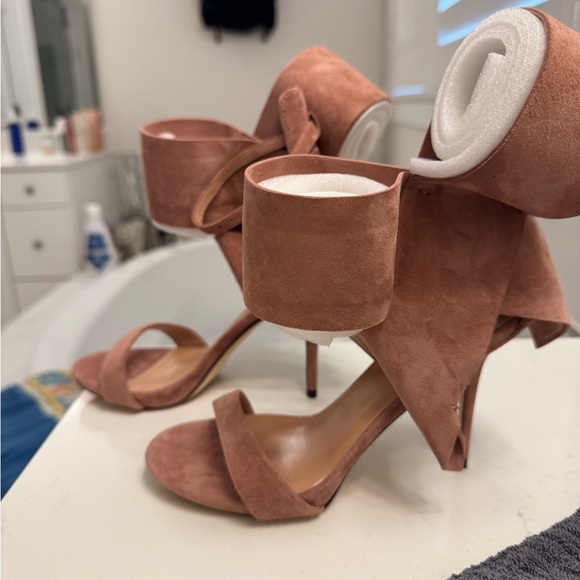 Aminah Abdul Jalil heels - Picture 2 of 8